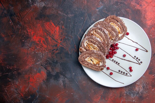 Vista dall'alto di biscotti dolci a fette torte cremose