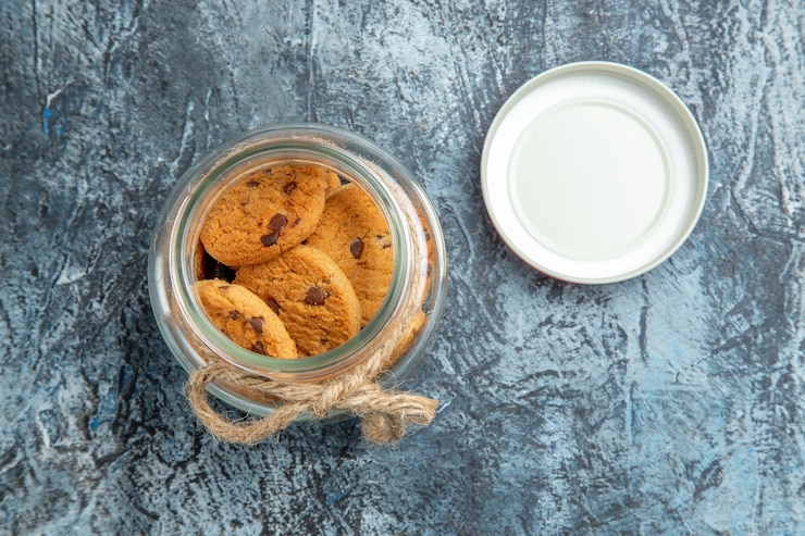 Foto gratuito vista dall'alto di biscotti dolci all'interno può sulla superficie scura