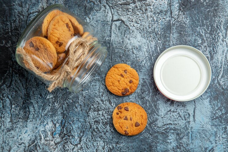 Foto gratuito vista dall'alto di biscotti dolci all'interno può sulla superficie scura