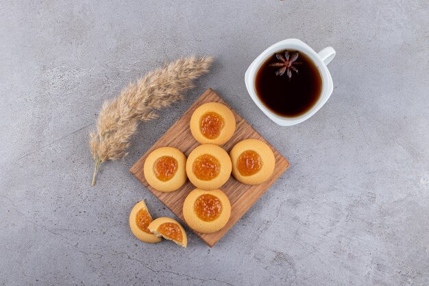 Vista dall'alto di biscotti fatti in casa con marmellata e tazza di tè.