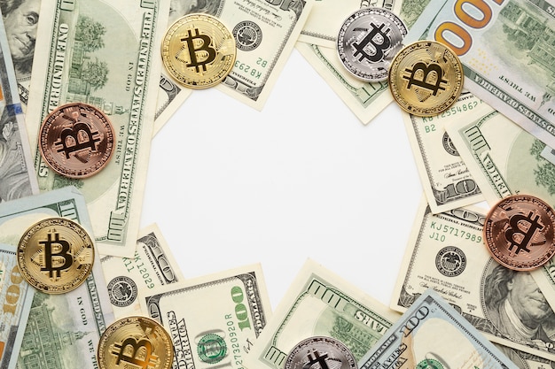 Vista dall'alto di bitcoin e banconote da un dollaro