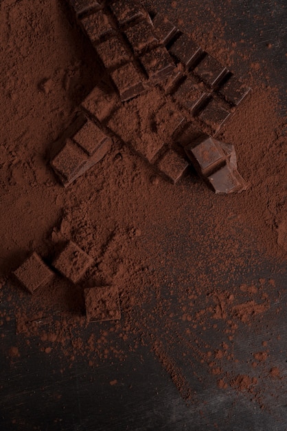 Vista dall'alto di blocchi di cioccolato fondente si è schiantato in pezzi