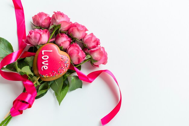 Vista dall'alto di bouquet di rose con biscotto