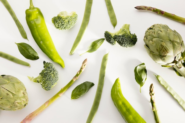 Vista dall'alto di broccoli con altre verdure