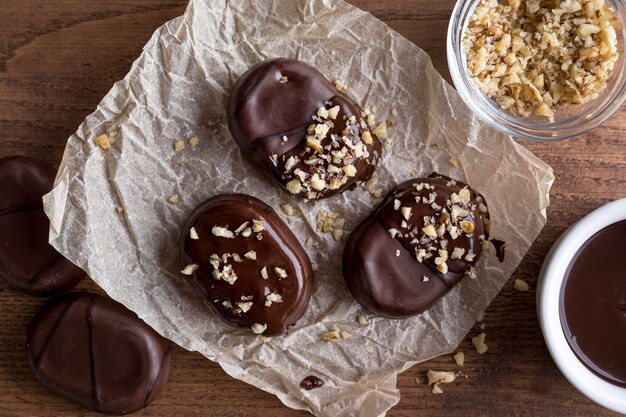 Vista dall'alto di caramelle al cioccolato con noci a terra