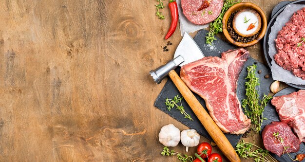 Vista dall'alto di carne con aglio e copia spazio