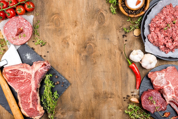 Vista dall'alto di carne con aglio e peperoncino