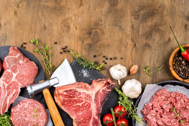 Vista dall'alto di carne con aglio ed erbe