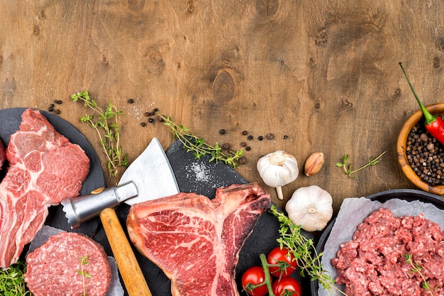 Vista dall'alto di carne con aglio ed erbe