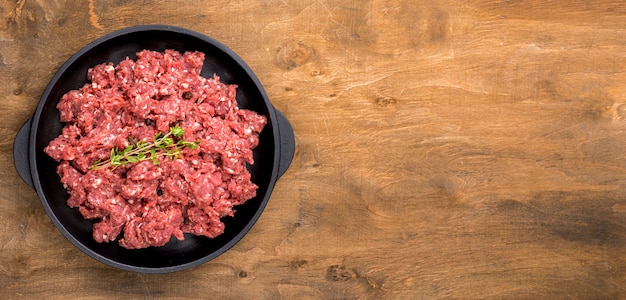 Vista dall'alto di carne con erbe e copia spazio