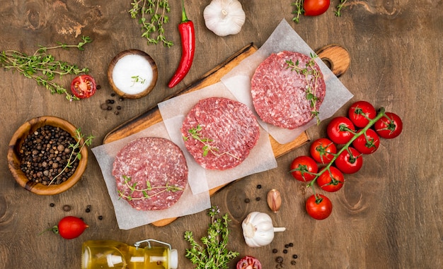 Vista dall'alto di carne con erbe e olio