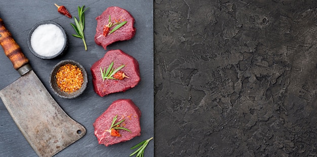 Vista dall'alto di carne con mannaia e copia spazio