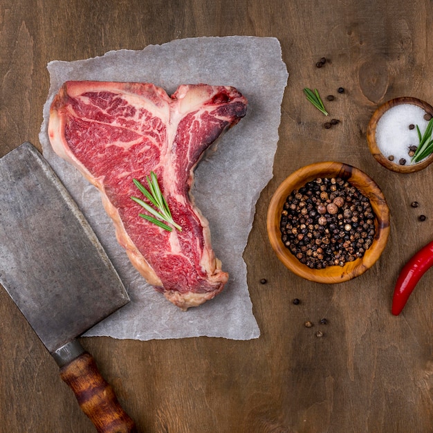 Vista dall'alto di carne con mannaia e peperoncino