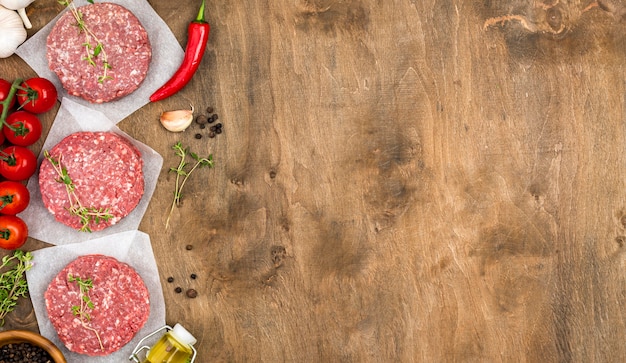 Vista dall'alto di carne con olio e copia spazio