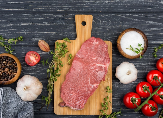 Vista dall'alto di carne con pomodori e aglio