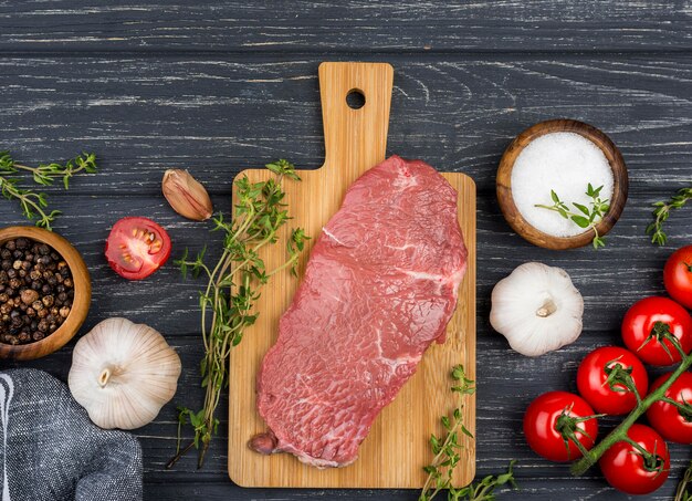 Vista dall'alto di carne con pomodori e aglio