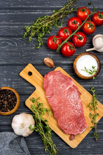 Vista dall'alto di carne con pomodori e spezie