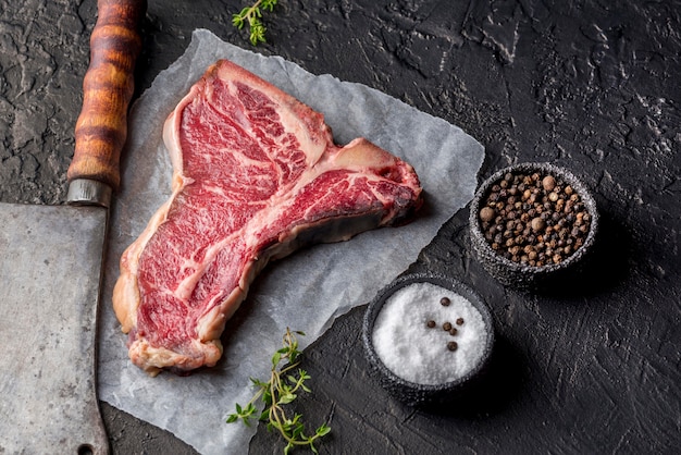 Vista dall'alto di carne con sale e mannaia