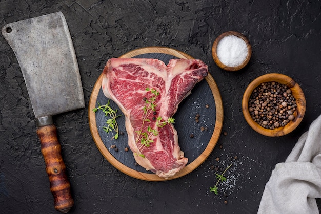 Vista dall'alto di carne con spezie e mannaia