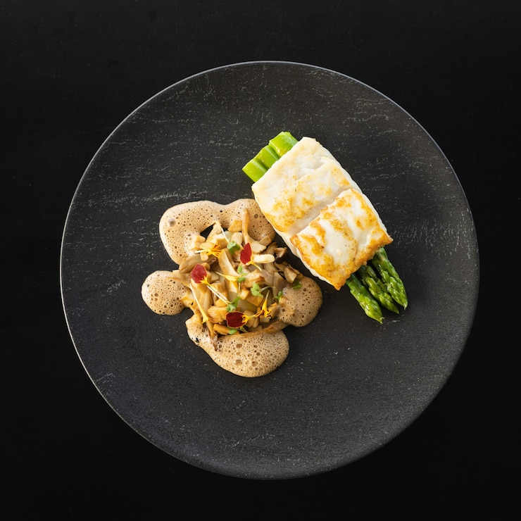 Foto gratuito vista dall'alto di carne cotta con asparagi e salsa gustosa