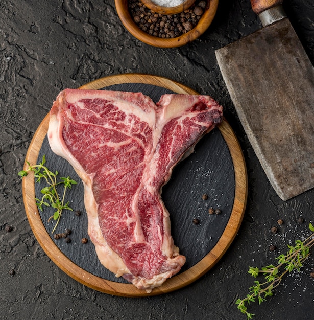 Vista dall'alto di carne su ardesia con erbe e spezie