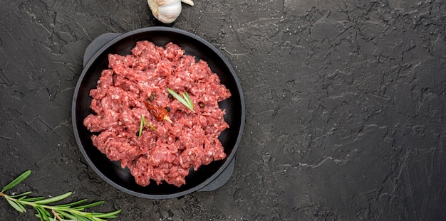 Vista dall'alto di carne sul piatto con erbe e copia spazio