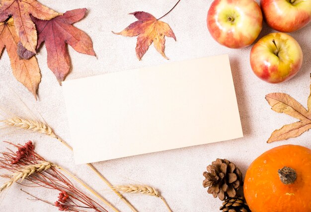 Vista dall'alto di carta con mele e foglie d'autunno