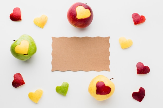 Vista dall'alto di carta con mele e frutti a forma di cuore