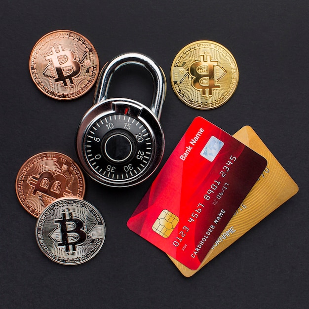 Vista dall'alto di carte di credito con blocco e bitcoin