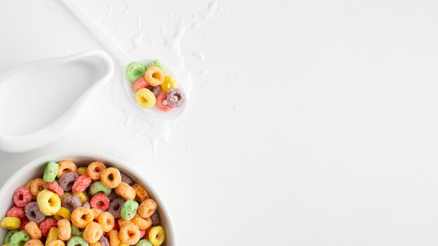 Vista dall'alto di cereali colorati con spazio di copia