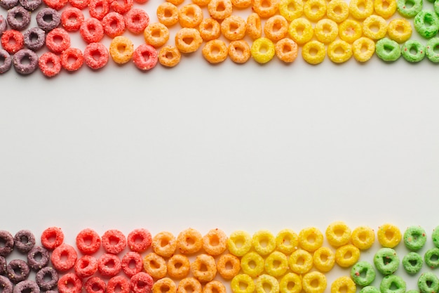 Vista dall'alto di cereali colorati con spazio di copia