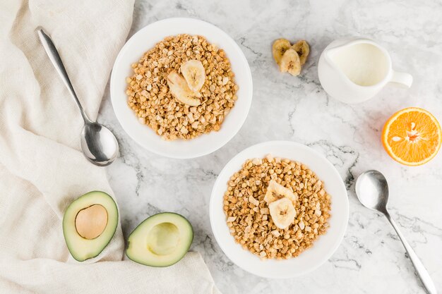 Vista dall'alto di cereali con avocado e yogurt