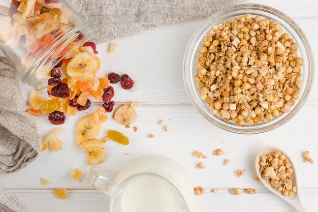 Vista dall'alto di cereali e frutta secca