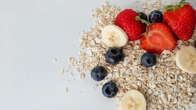 Vista dall'alto di cereali per la colazione con frutta e copia spazio