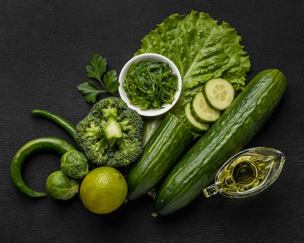 Vista dall'alto di cetrioli con broccoli