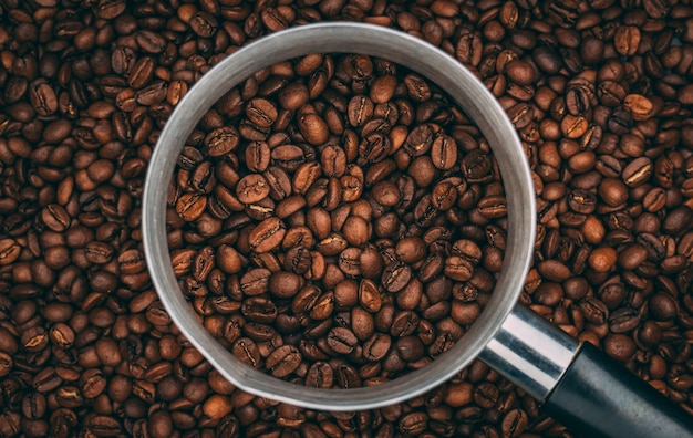 Vista dall'alto di chicchi di caffè tostati in tazza d'acciaio