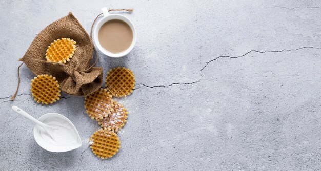 Vista dall'alto di cialde con caffè e copia spazio