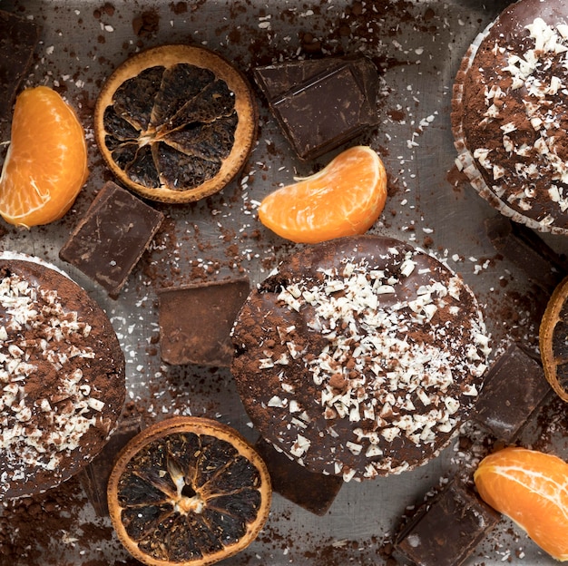 Vista dall'alto di ciambelle con cioccolato e agrumi secchi