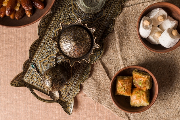Vista dall&#39;alto di cibo arabo per il Ramadan