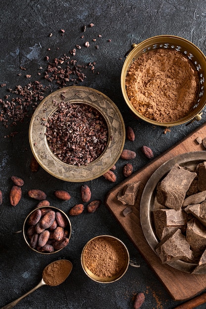 Vista dall'alto di cioccolato con fave di cacao e polvere