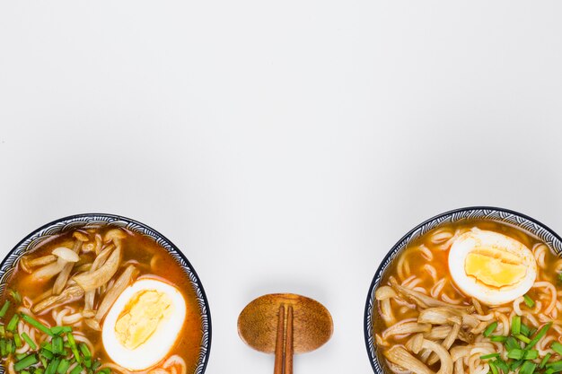 Vista dall&#39;alto di ciotole di ramen