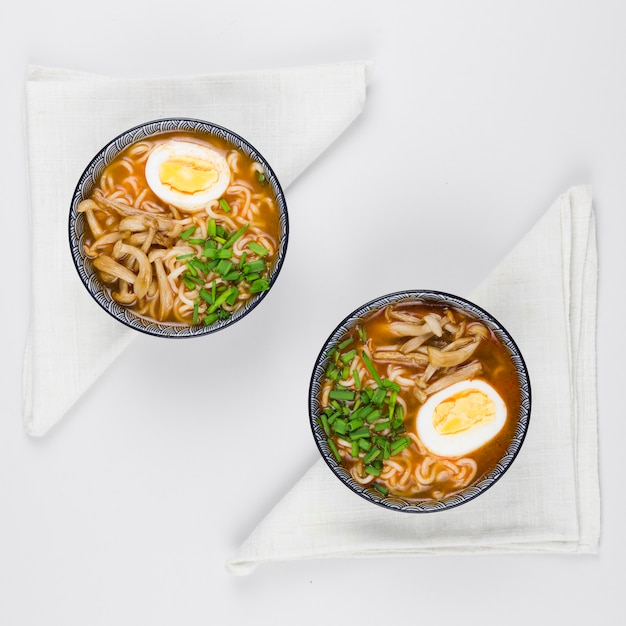 Vista dall&#39;alto di ciotole di ramen