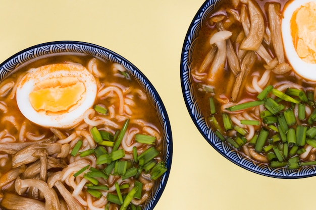 Vista dall&#39;alto di ciotole di ramen