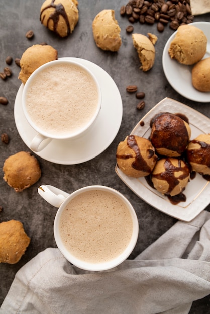 Vista dall'alto di colazione con biscotti e caffè