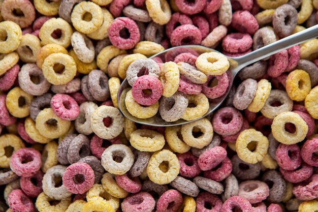 Vista dall'alto di colorati cereali per la colazione