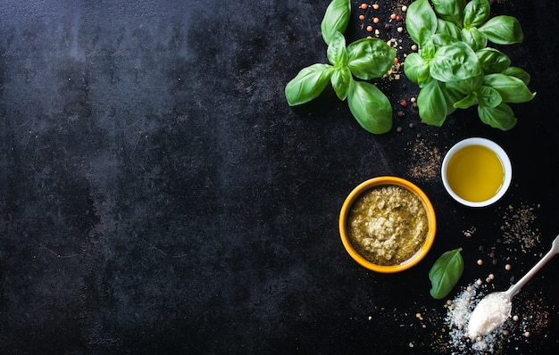 Vista dall&#39;alto di condimenti ed erbe aromatiche