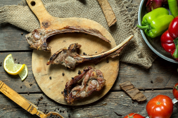 Foto gratuito vista dall'alto di costolette di agnello kebab