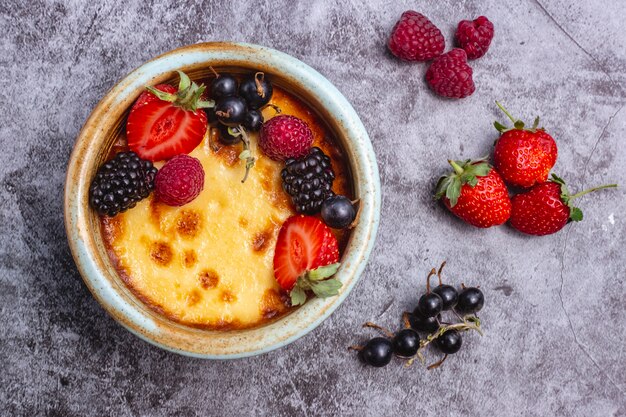 Vista dall'alto di crema brulée guarnita con bacche