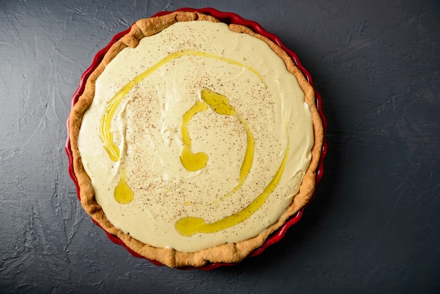 Vista dall'alto di crostata con pasta e olio d'oliva