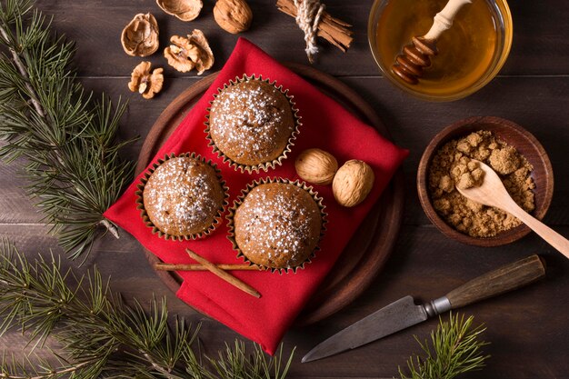 Vista dall'alto di cupcakes di Natale con noci e miele